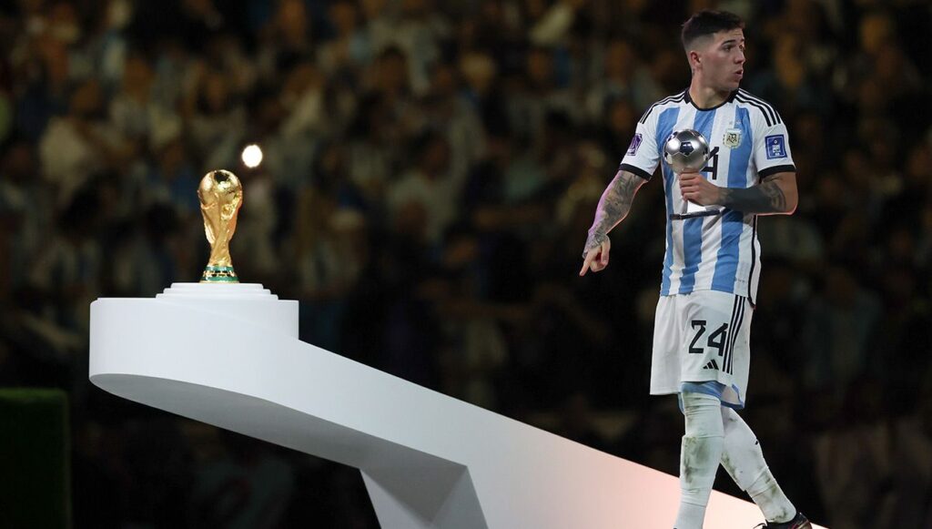 Enzo Fernandez recibiendo su premio individual