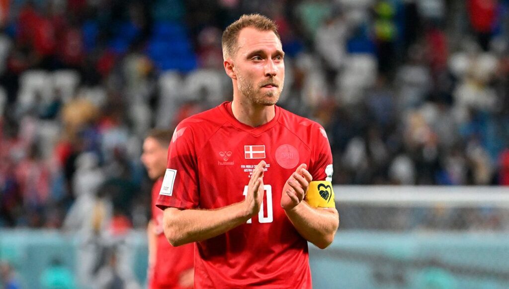 Christian Eriksen disputando un partido con Dinamarca