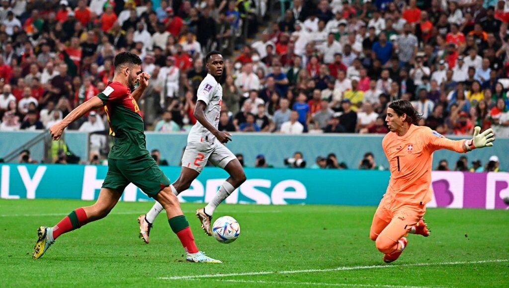 Gonçalo Ramos anotando uno de sus goles ante Suiza