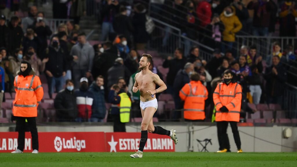 Así fue el aplaudido regreso de Rakitic al Camp Nou