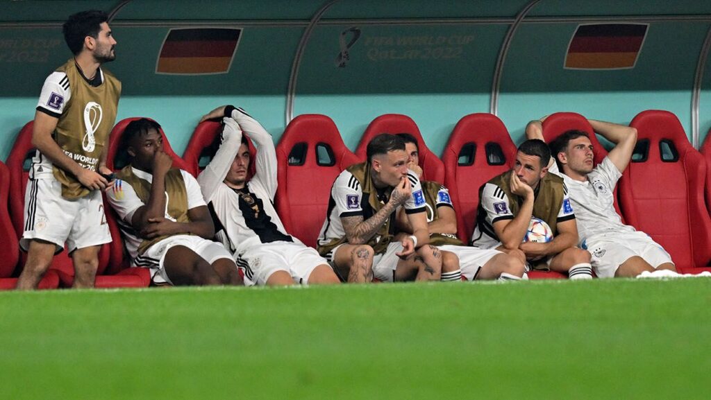 Jugadores de Alemania se lamentan en el banquillo tras su fracaso en la fase de grupos