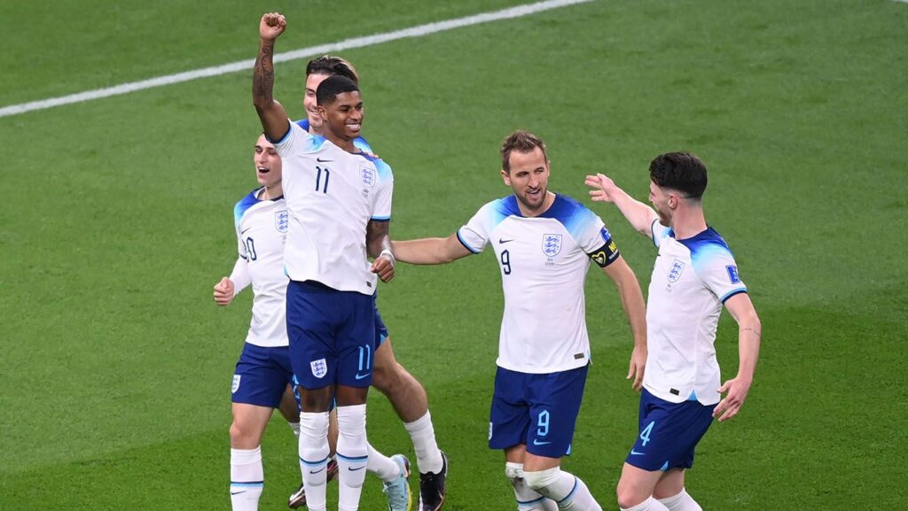 Marcus Rshford y sus compañeros celebran uno de los goles ante Irán (6-2)