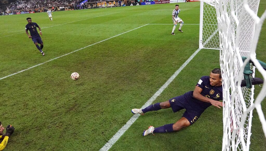 Jules Koundé intentando evitar el tercer gol de Argentina