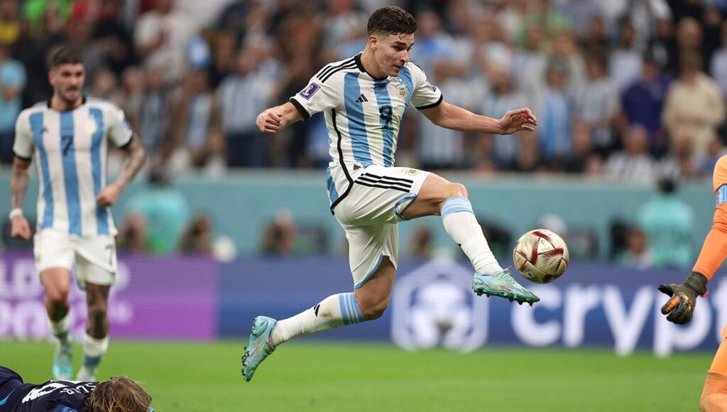 Julian Álvarez durante el partido ante Croacia