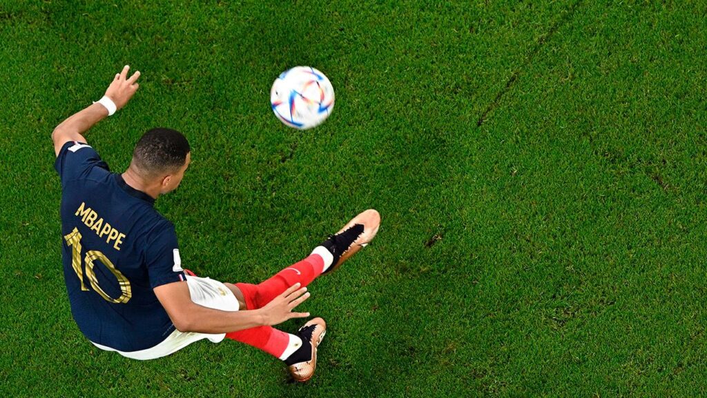 Kylian Mbappe disparando durante el partido ante Polonia