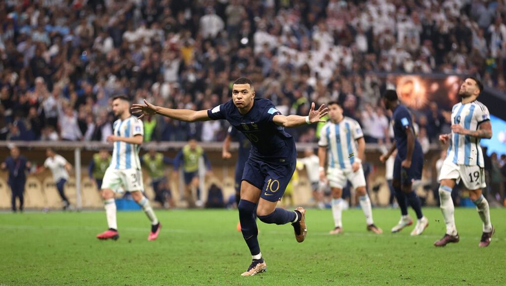 Kylian Mbappe celebrando uno de sus goles ante Argentina