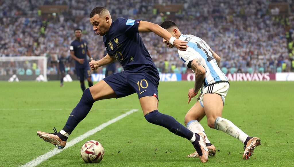 Kylian Mbappe haciendo un regate ante Argentina