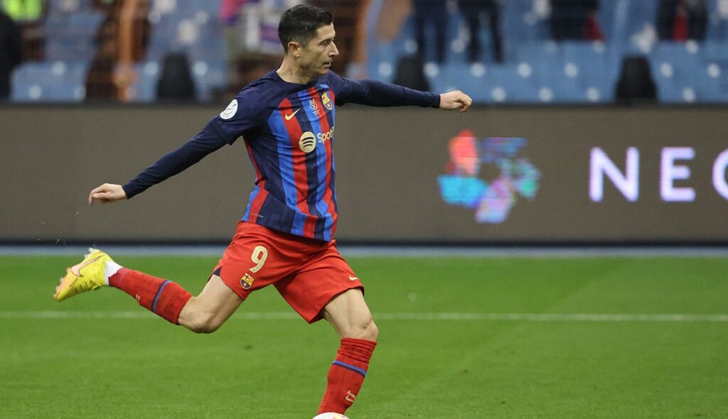 Robert Lewandowski antes de cobrar el primer penalti culé
