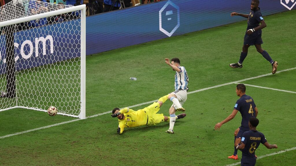 Messi anotando su segundo gol de la final