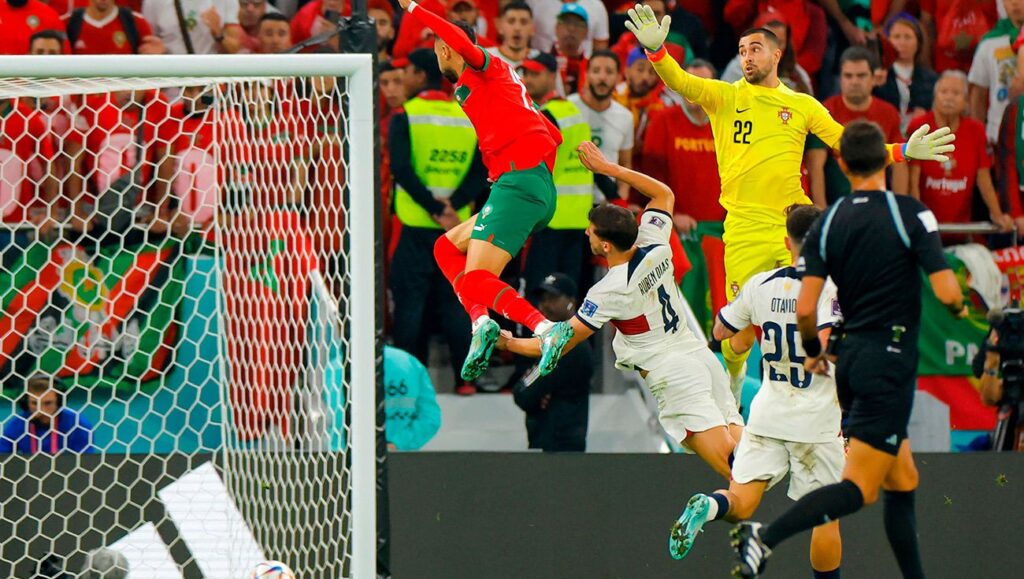 Youssef En-Nesyri anotando su gol ante Portugal