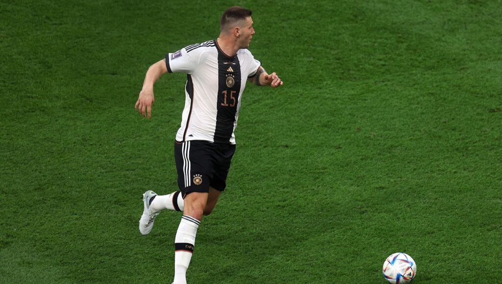 Niklas Sule durante un partido con Alemania
