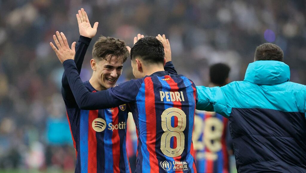 Pedri y Gavi celebrando el triunfo en la Supercopa de España
