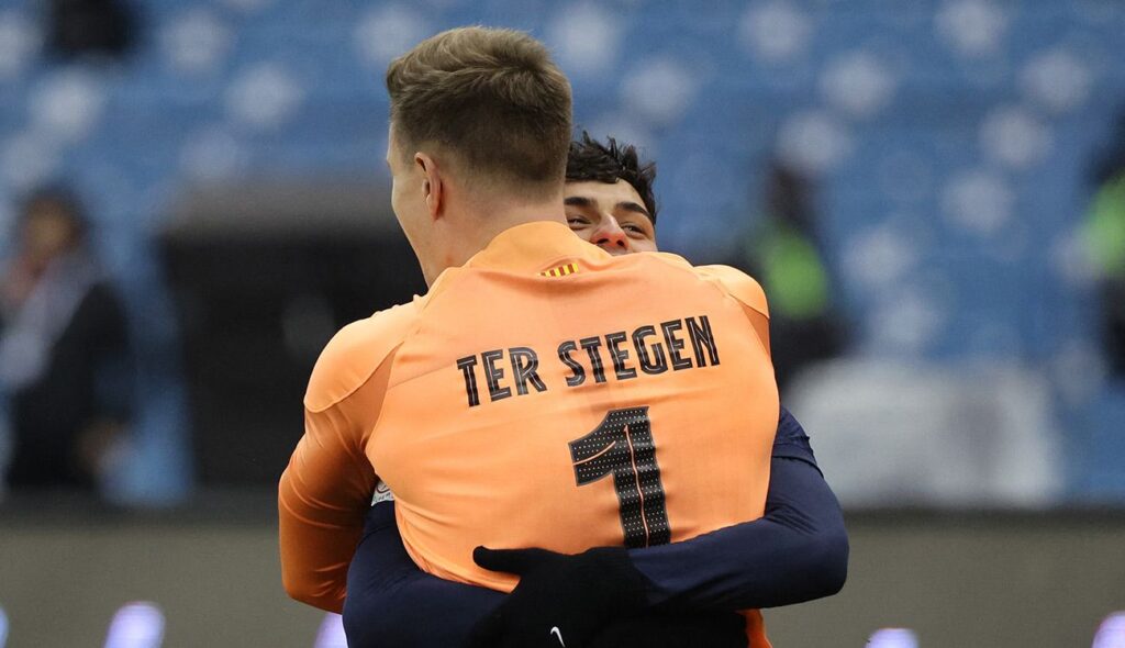 Pedri y Ter Stegen se abrazan al final del partido