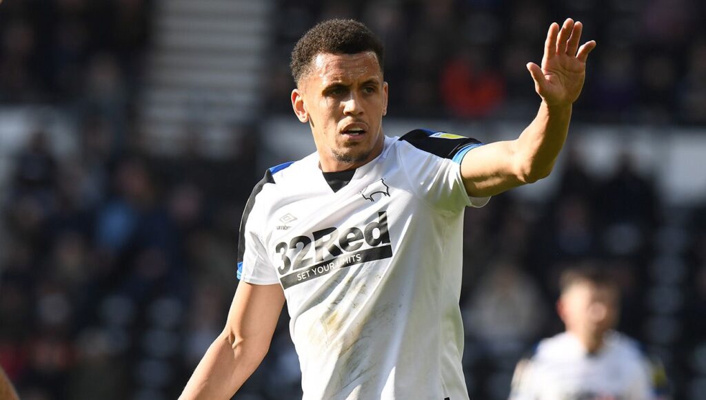 Ravel Morrison disputando un partido en la segunda de Inglaterra