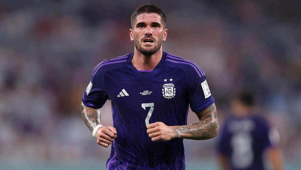 Rodrigo De Paul disputando un partido con Argentina