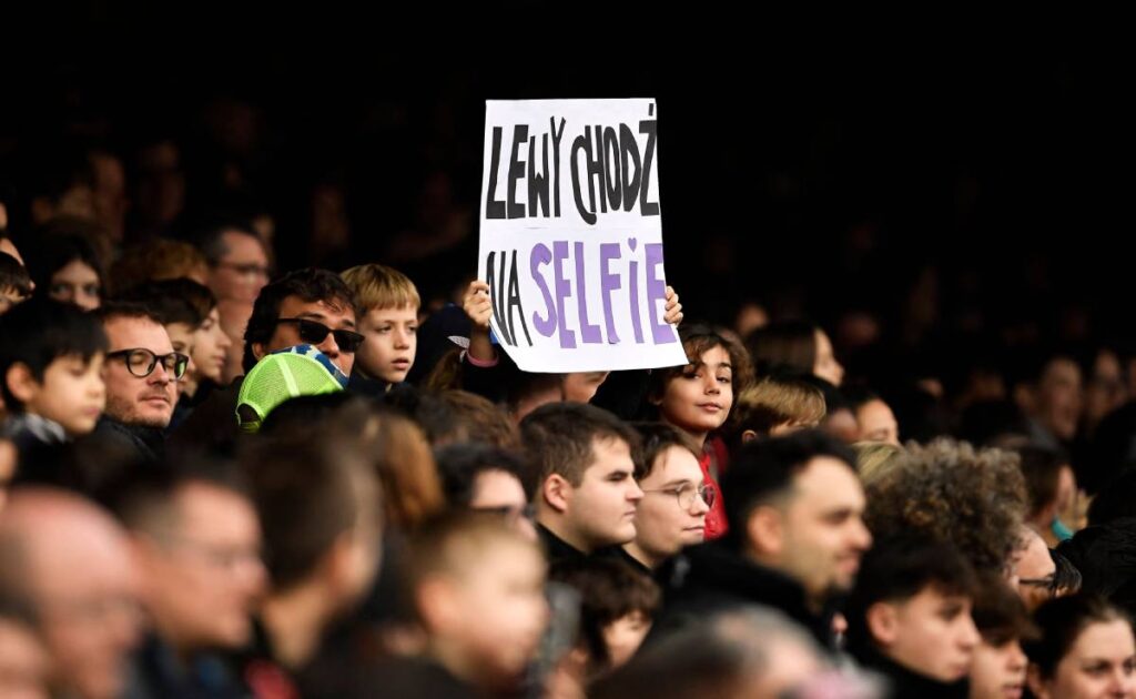 Un aficionado pide una selfie a Lewandowski
