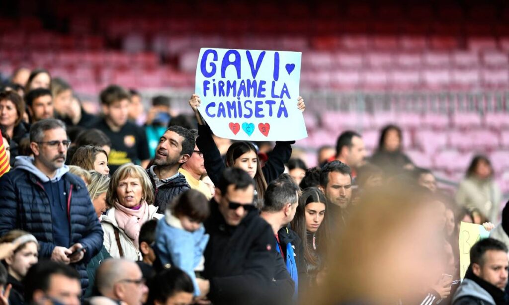 Una seguidora pide un autografo a Gavi