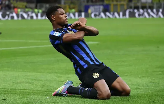 El FC Barcelona elige a Denzel Dumfries como sustituto ideal ante una posible venta de Jules Koundé
