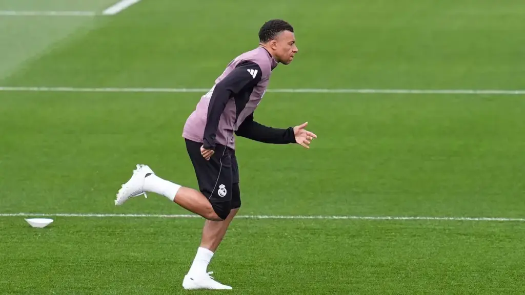 Mbappé llega a tiempo para el Clásico: el francés entrena con el grupo tras su revisión médica