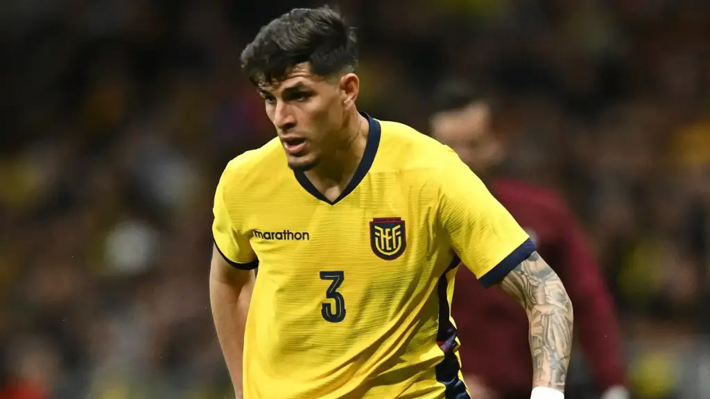 El Barcelona compite con el Arsenal por el fichaje de Piero Hincapié para renovar su defensa
