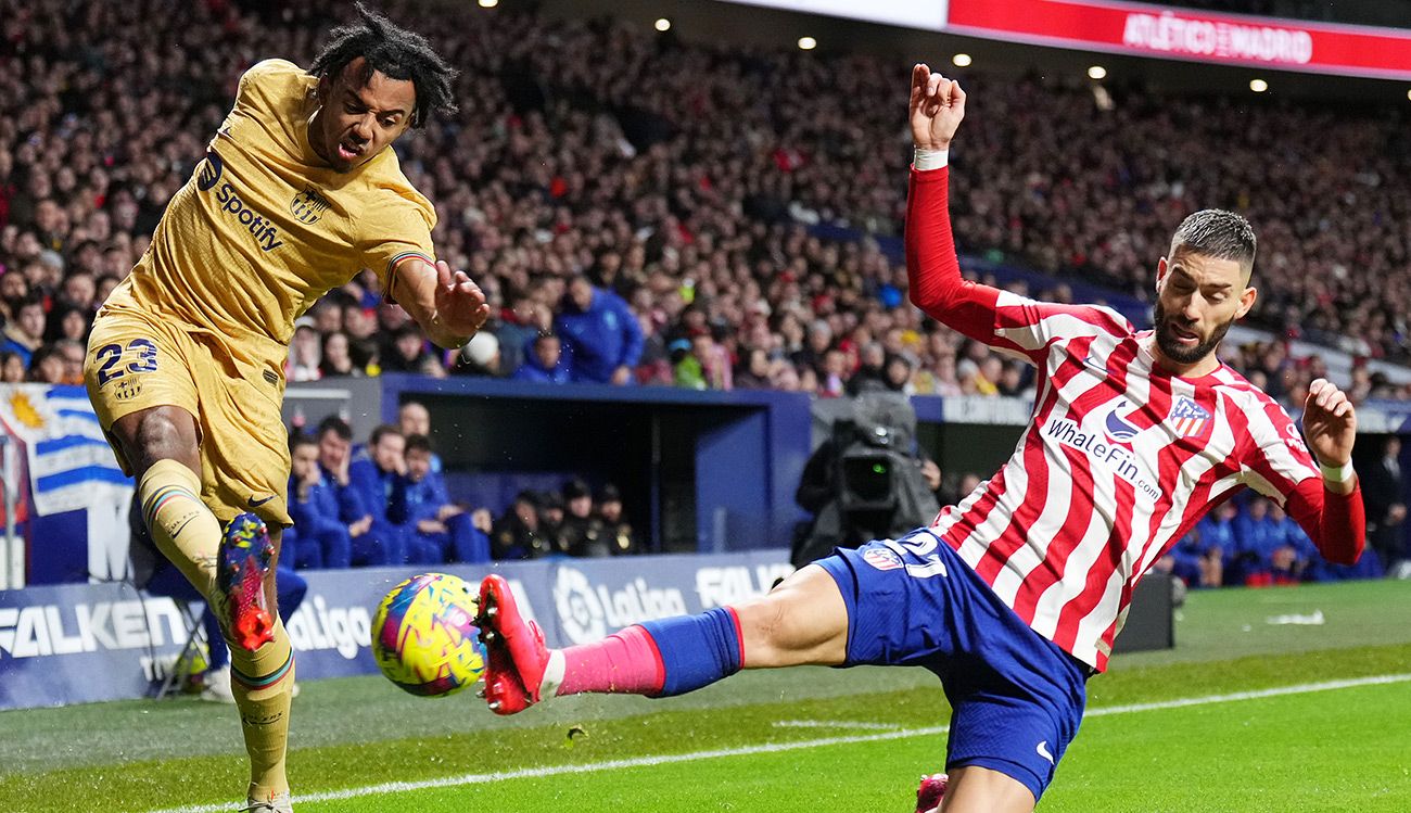 Yannick Carrasco, en una acción contra Jules Koundé Yannick Carrasco, en una acción contra Jules Koundé