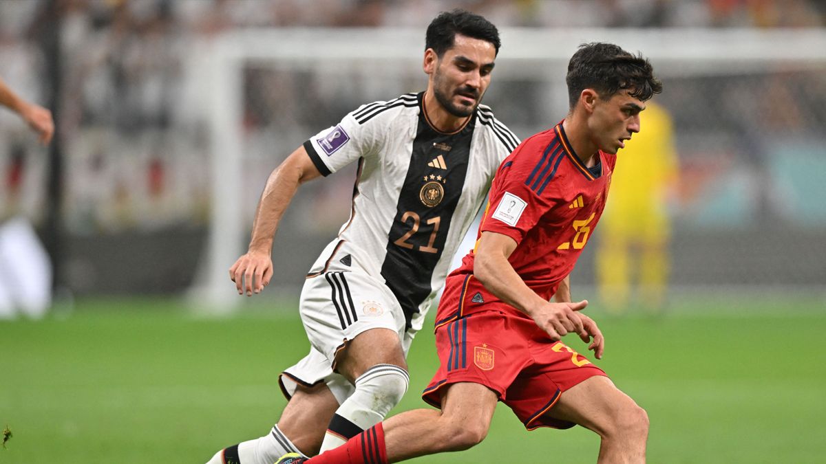 Pedri González en un duelo con Gündogan Pedri González en un duelo con Gündogan
