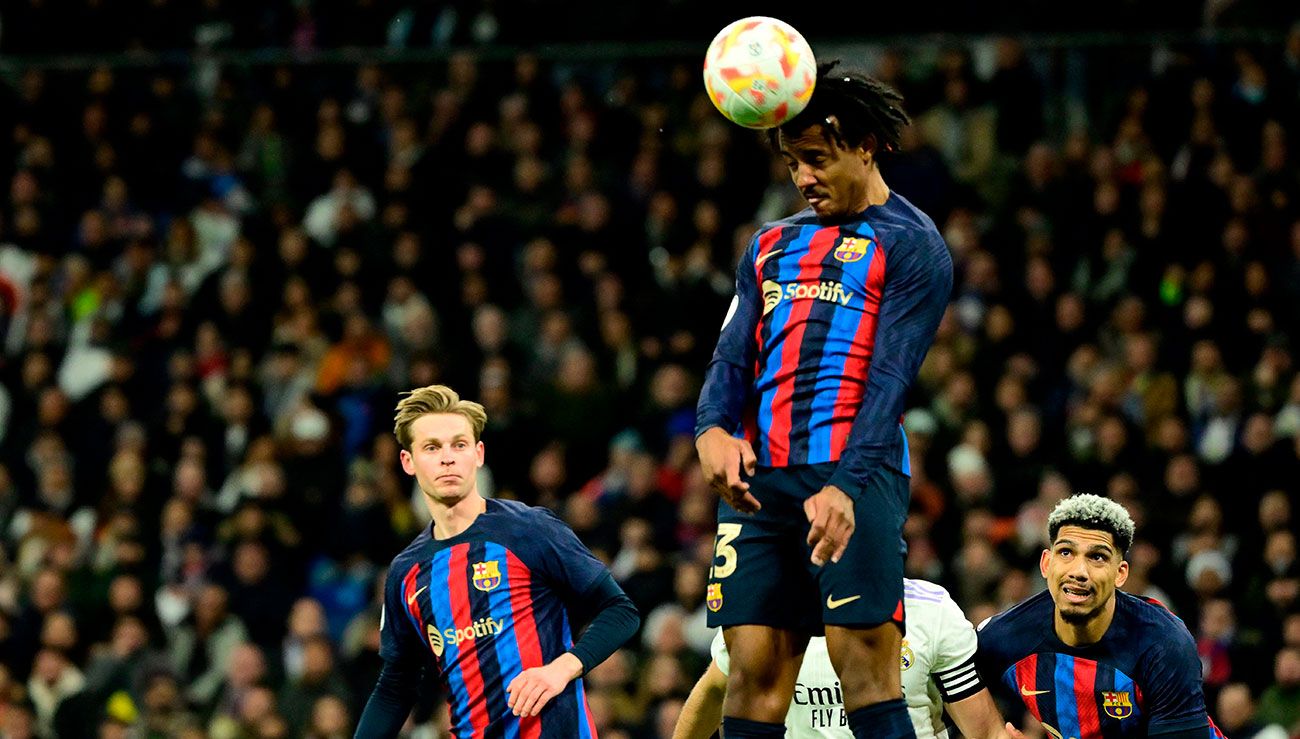 Koundé despejando un centro ante el Real Madrid Koundé despejando un centro ante el Real Madrid
