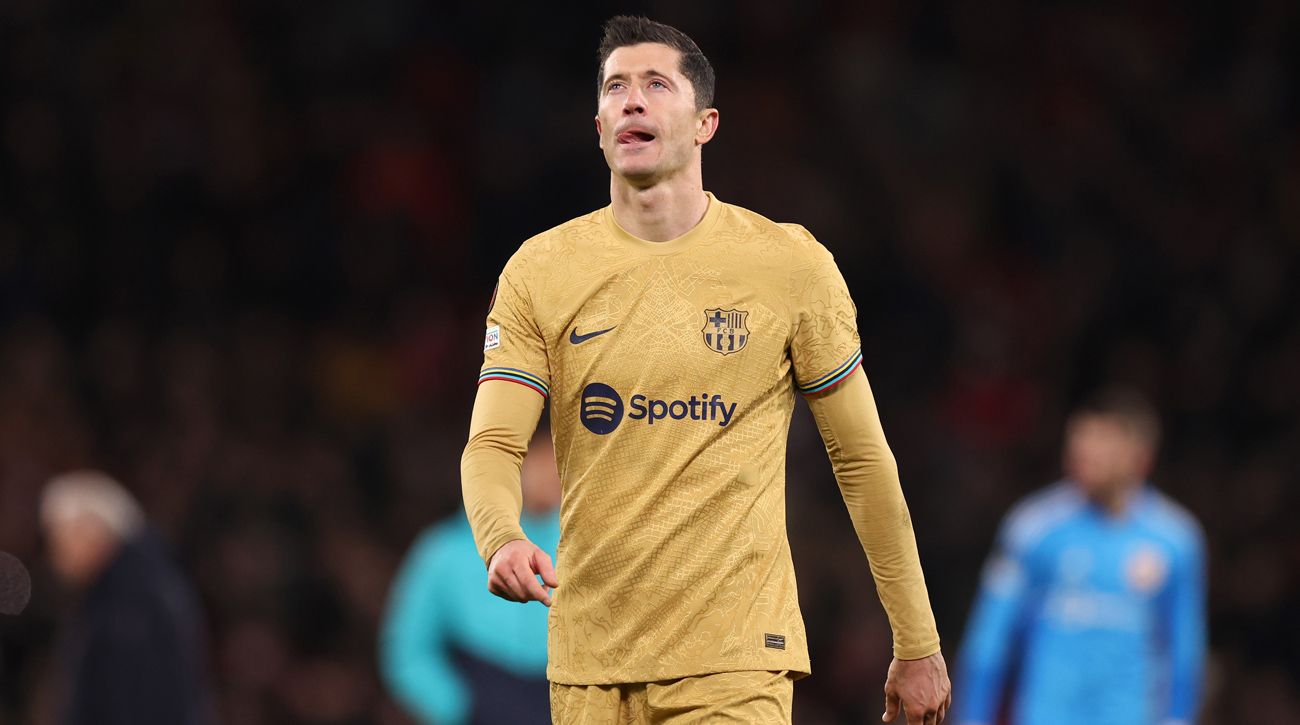 Robert Lewandowski se lamenta tras perder ante el United Robert Lewandowski se lamenta tras perder ante el United