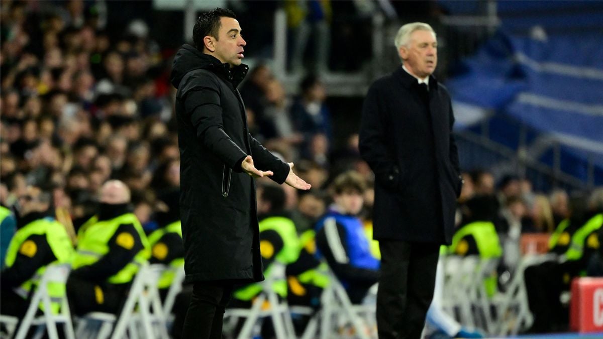 Xavi Hernández y Carlo Ancelotti a pie de campo del Santiago Bernabéu