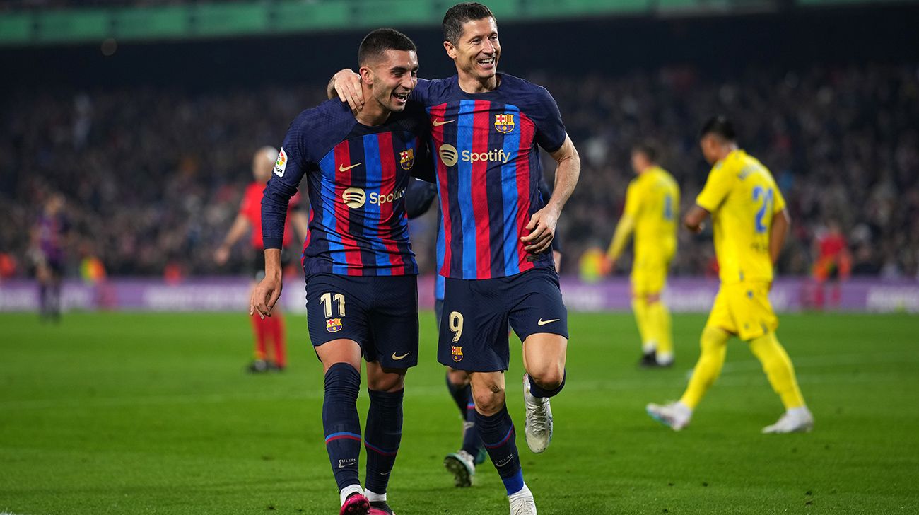 Lewandowski y Ferran Torres celebran un gol