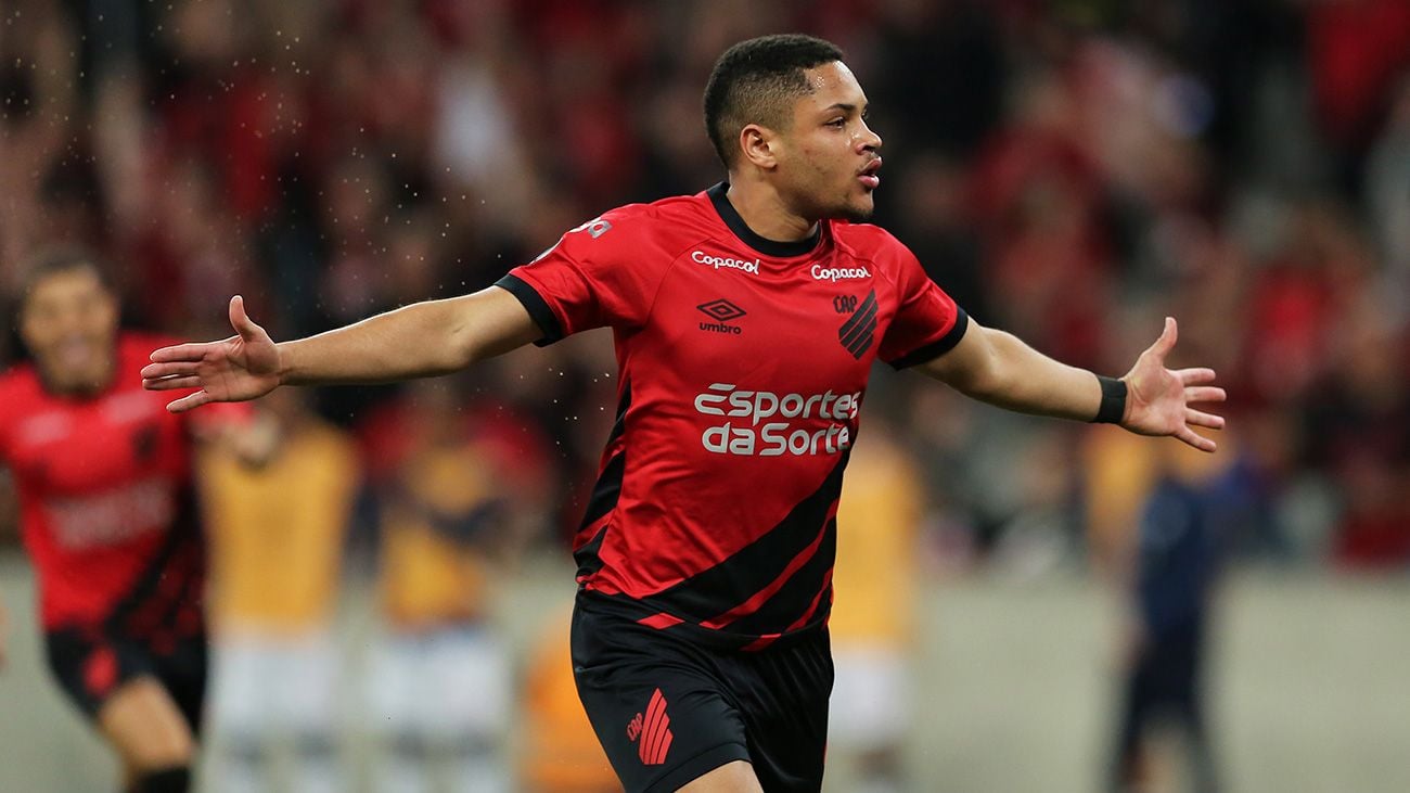 Vitor Roque celebra uno de sus goles