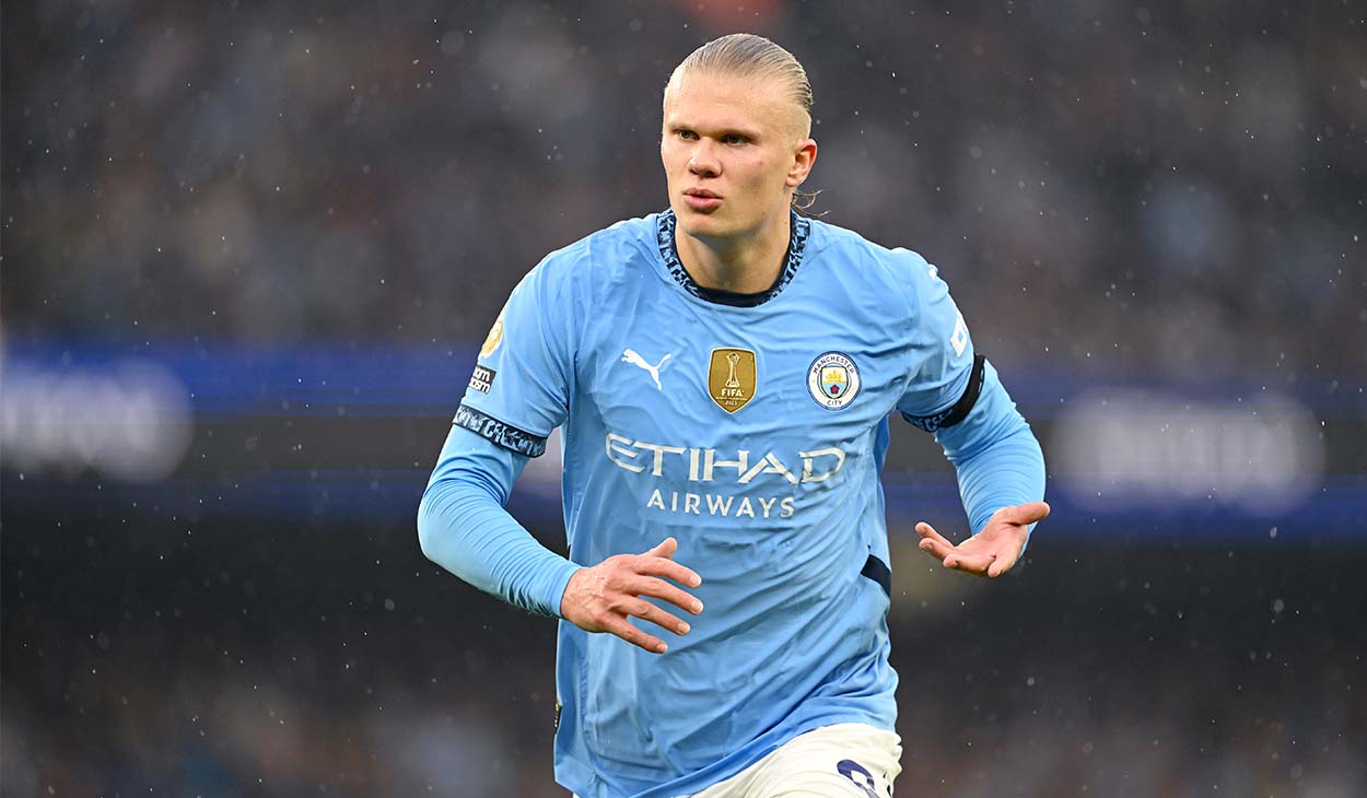 Erling Haaland in a match with Manchester City