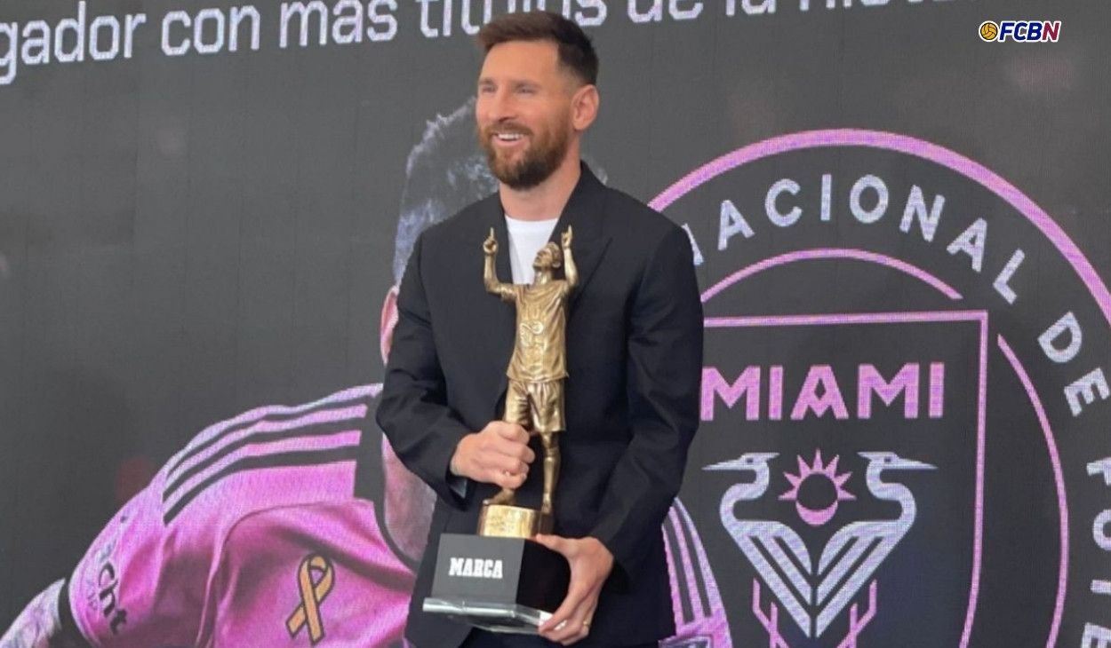 Leo Messi recibiendo un premio el futbolista por ser el futbolista más ganador de la historia&nbsp;con 46 títulos