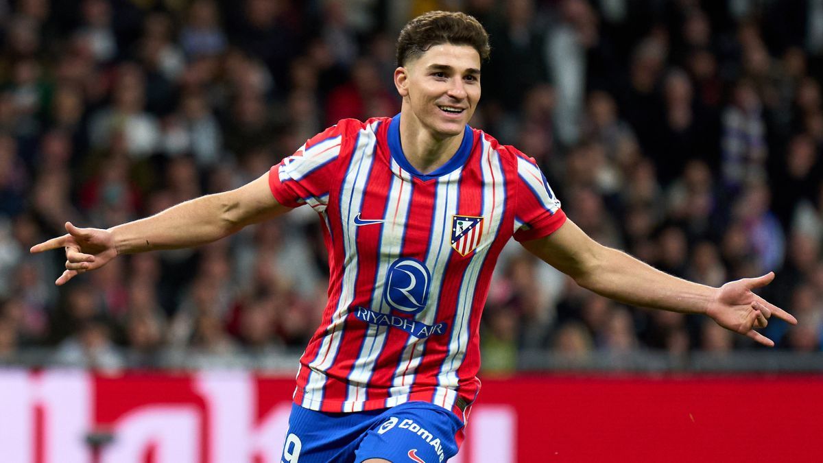 Julián Álvarez celebrates a goal with Atlético de Madrid this season