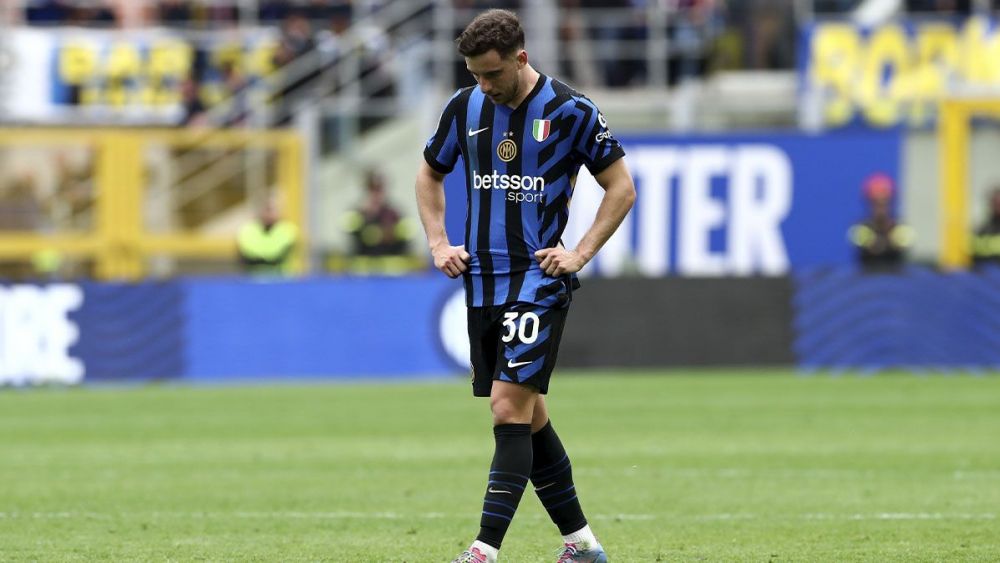 Carlos Augusto laments after Inter's defeat against Roma (0-1)