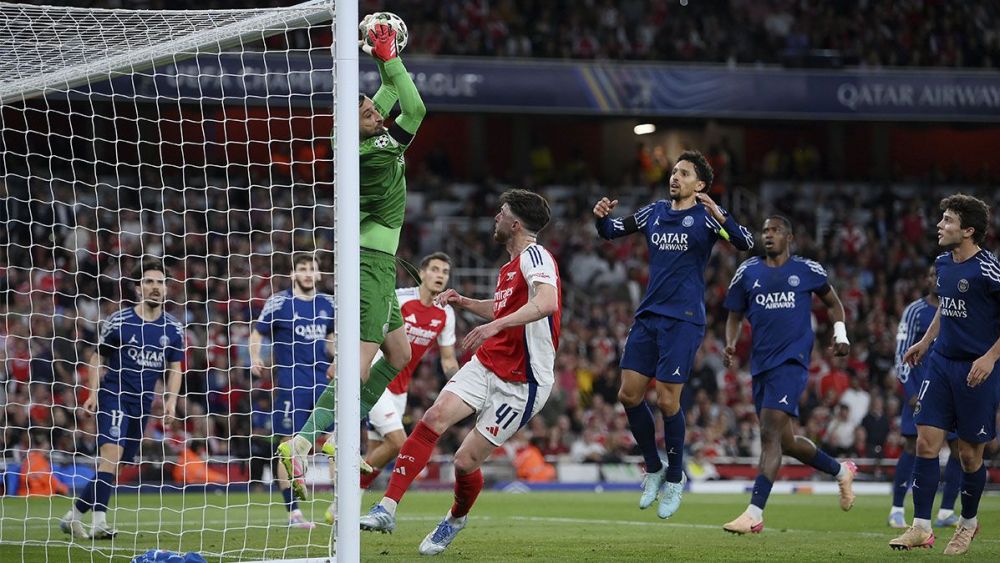 Donnarumma catches a ball in the Arsenal-PSG (0-1) Donnarumma catches a ball in the Arsenal-PSG (0-1)