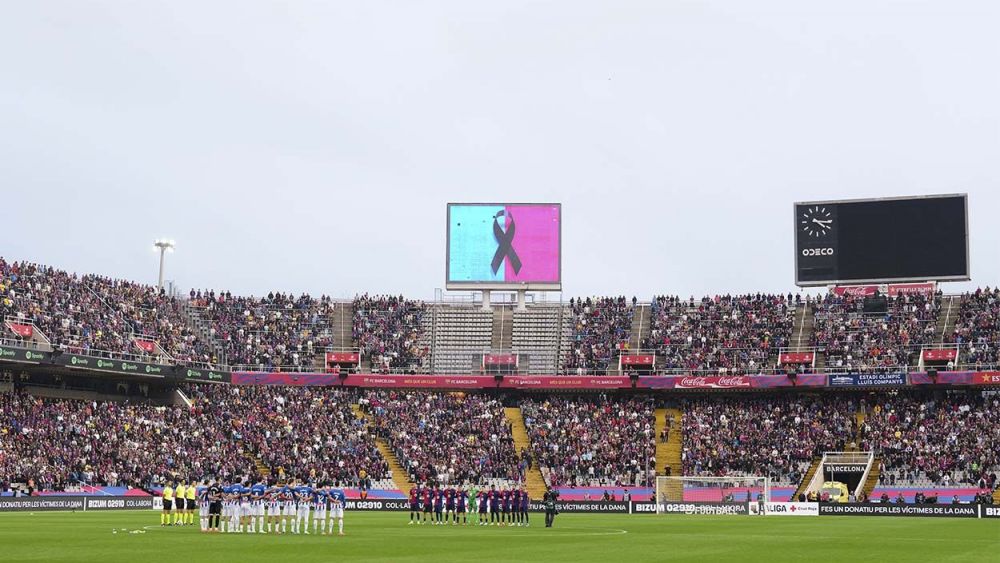 Barça and Espanyol players on the Montjuïc pitch