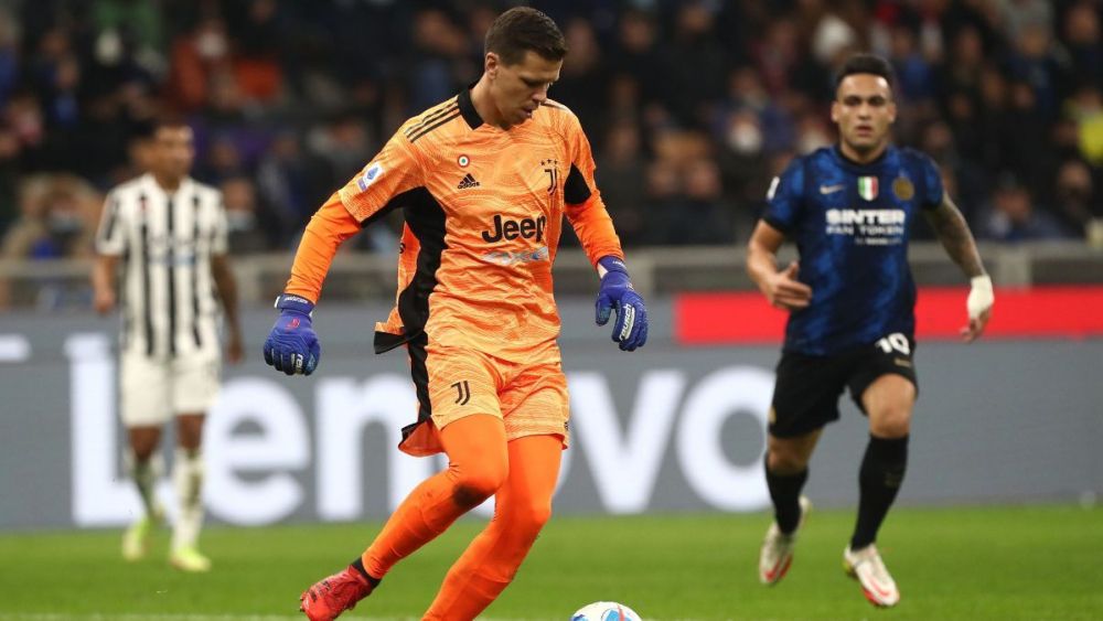 Wojciech Szczesny in a match between Inter Milan and Juventus in Serie A
