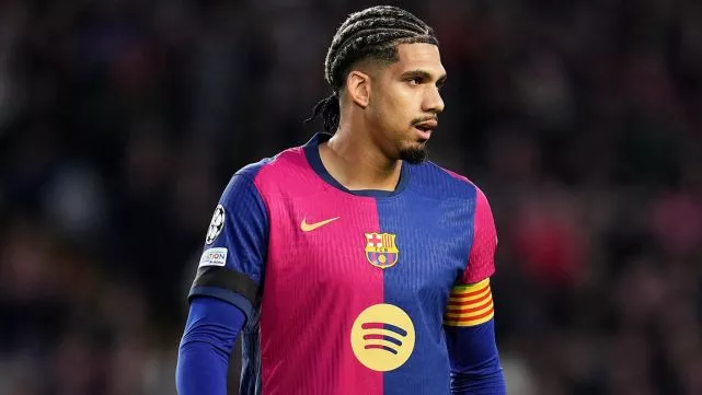 Ronald Araujo en el duelo entre el FC Barcelona y el SL Benfica en la UEFA Champions League 2024-25