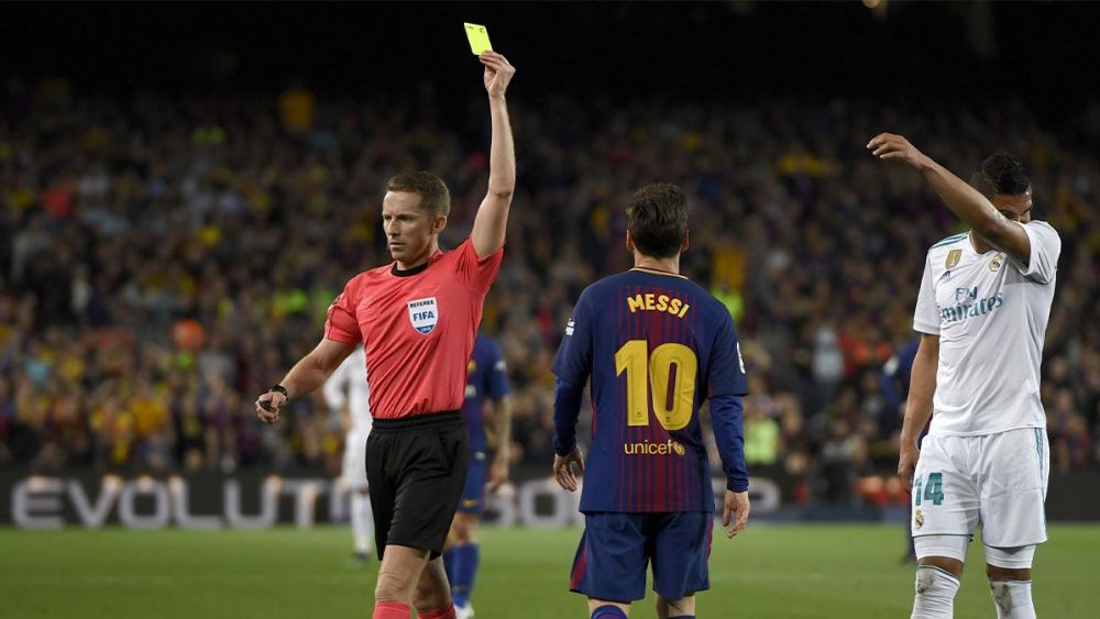 Hernández Hernández, booking Leo Messi in a Clásico in 2018 Hernández Hernández, booking Leo Messi in a Clásico in 2018