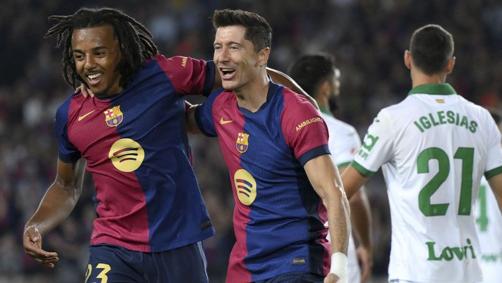 Jules Koundé and Robert Lewandowski celebrating a goal with Barça