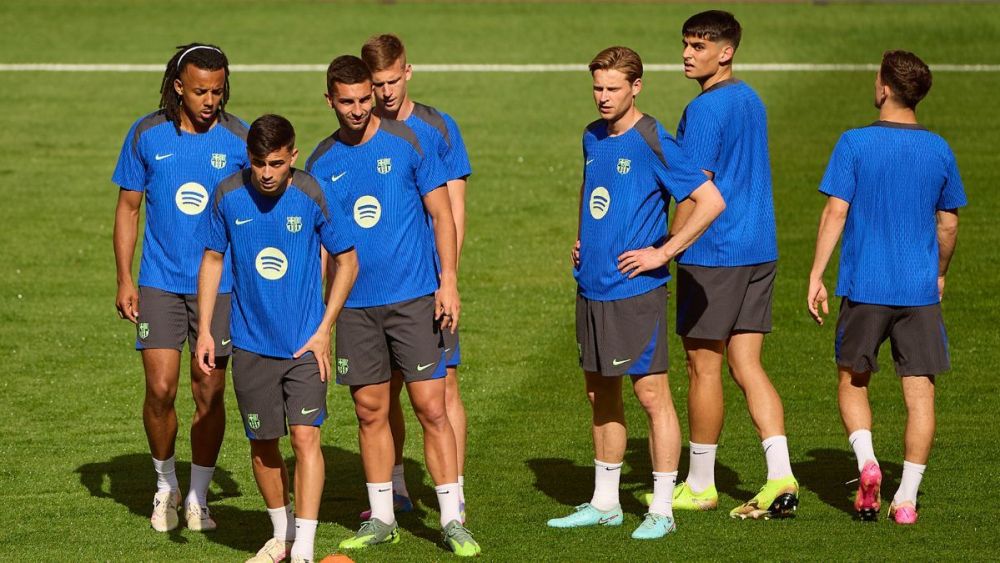 Pedri, Frenkie de Jong and several Barça players in a training session with FC Barcelona