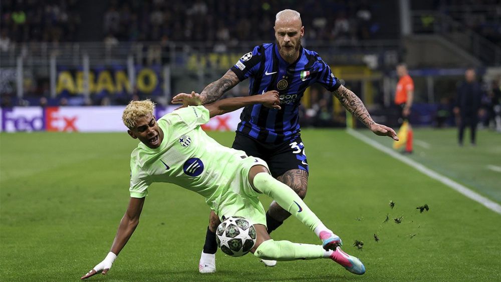 Lamine Yamal, receiving a foul from Federico Dimarco in the Inter-Barça (4-3)