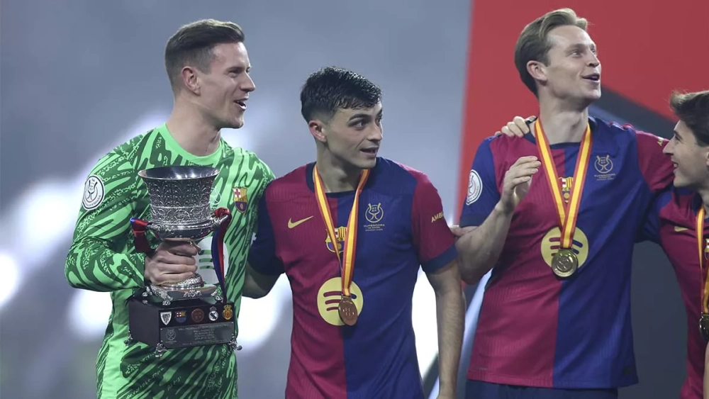 Ter Stegen, with the Spanish Supercopa trophy