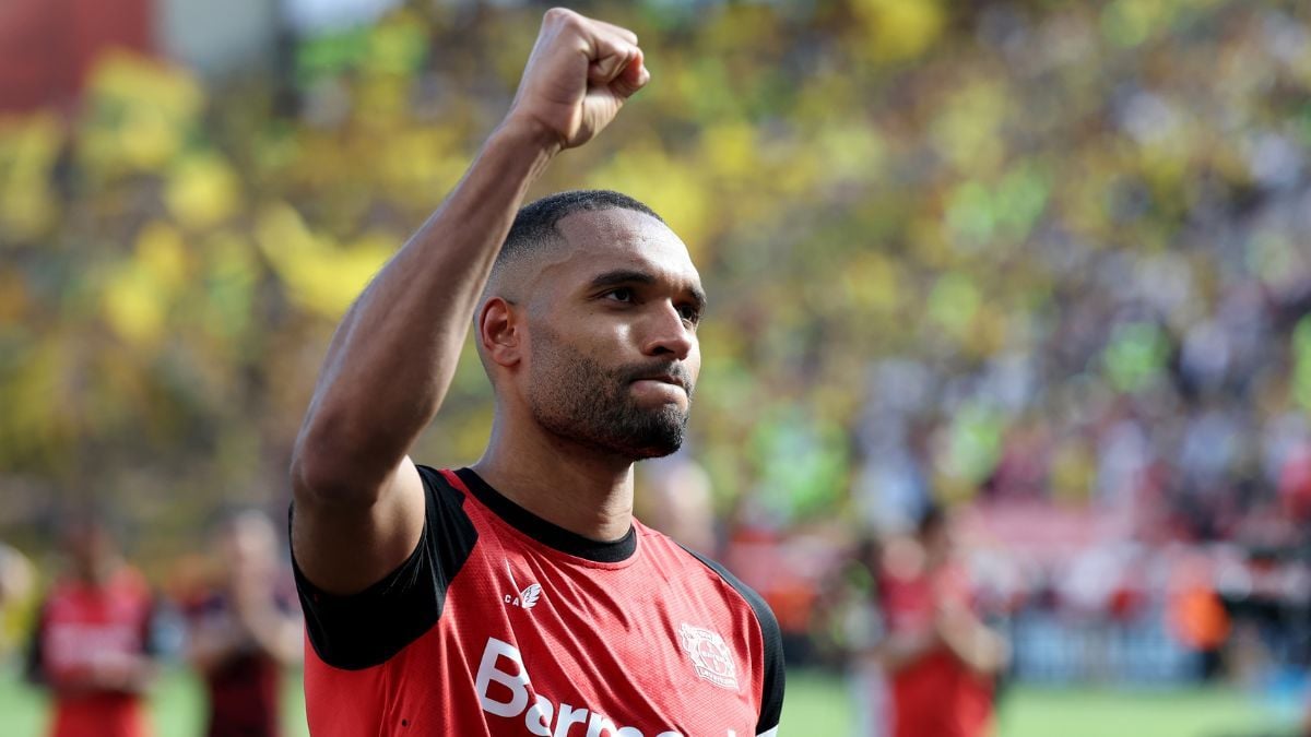 Jonathan Tah en el duelo entre el Bayer Leverkusen y el Borussia Dortmund en la Bundesliga
