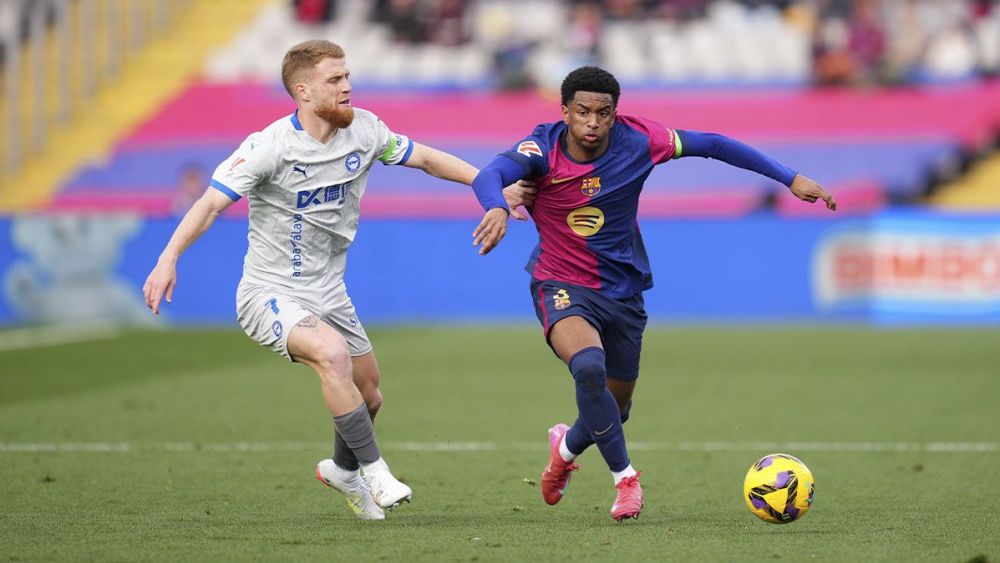 Alejandro Balde in a match against Alavés