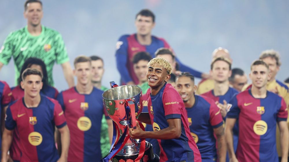 Lamine Yamal with the LaLiga 24/25 champion trophy