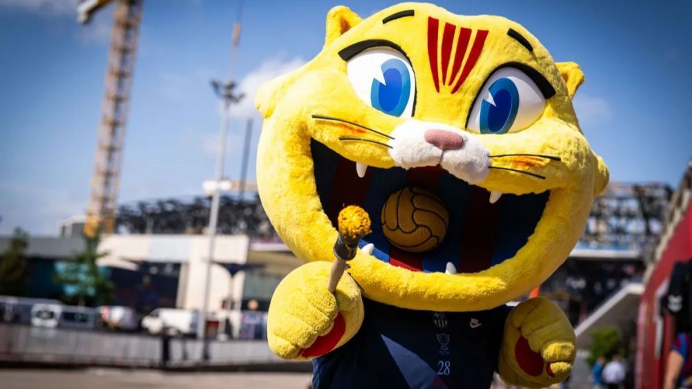 Cat, la mascota del FC Barcelona, presente en la rúa