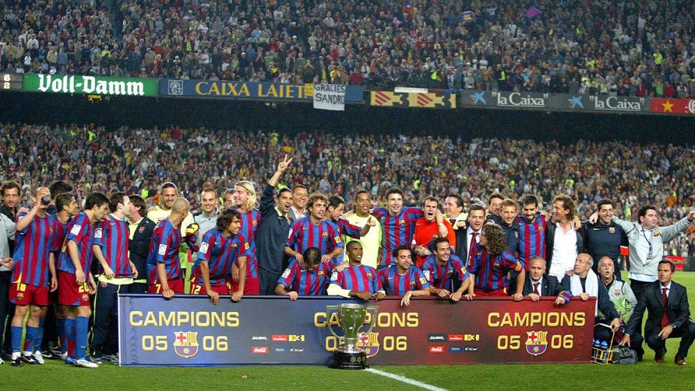 The Barça squad celebrating the LaLiga 2005/06 title