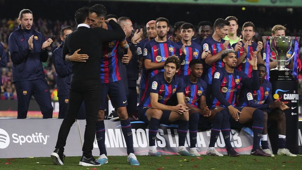 The Barça squad celebrating the LaLiga 2022/23 title